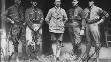 Adolf Hitler v roce 1925 se svými bodyguardy, zleva: Julius Schaub, Julius...