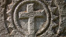 Detail starého náhrobního kamene u kostela v Karadjordjev dvorci