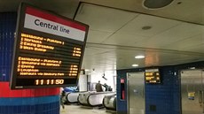 V Londýn� jsou zobrazovány první t�i vlaky metra.