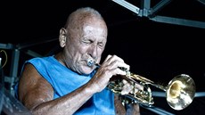 Jedenaosmdesátiletý jazzový trumpetista Laco Déczi při koncertu ve...