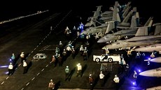 Námoníci a piloti z americké letadlové lodi USS Abraham Lincoln
