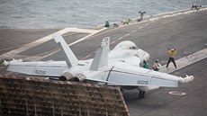 Letoun E/A-18 Growler pipravený k odletu z letadlové lodi USS Abraham Lincoln...