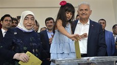 Kandidát turecké vládní Strany spravedlnosti a rozvoje (AKP) Binali Yildirim k...