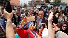 Turecký prezident Tayyip Recep Erdogan se zdraví se svými píznivci. (23....