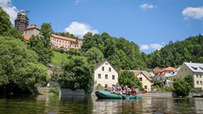 V Romberku nad Vltavou plují vodáci pod hradem, který se tyí nad ekou. Je...