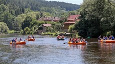 V Romberku nad Vltavou eká vodáci zpestení v podob jezu.