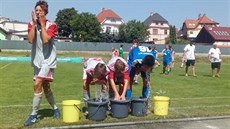 Mladí fotbalisté s ochlazují pi utkání na Olympiád dtí a mládee, která se v...