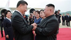 ínský prezident Si in-pching si tese rukou s vdcem Korejské lidov...