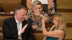 Barbora Kořanová a Taťána Malá slaví poté, co vláda přestála hlasování o...