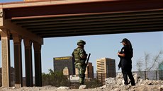 Příslušníci mexických ozbrojených sil hlídkují na mexicko-americké hranici u...