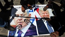 Palestinci v Gaze lapou na podobizny lídr USA a Izraele bhem protestu proti...