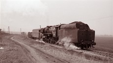 Historický snímek vlakového provozu u Tovaova z roku 1972.