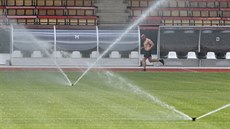 Atleti mají pi trénincích k dispozici becký ovál. Na travnatou plochu...