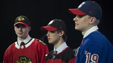 Ti nejvýe postavení hokejisté draftu NHL 2019: (zleva) trojka Kirby Dach,...