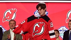 Jednička draftu NHL v roce 2019 - Jack Hughes obléká dres New Jersey Devils.