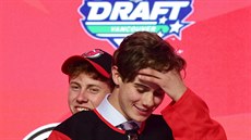 Jedni�ka draftu NHL v roce 2019 - Jack Hughes obléká dres New Jersey Devils.