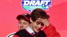 Jednika draftu NHL v roce 2019 - Jack Hughes obléká dres New Jersey Devils.