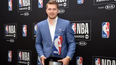 Luka Doni s cenou pro nejlepího nováka NBA.