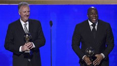 Larry Bird (vlevo) a Magic Johnson pevzali cenu za celoivotní výkony v NBA.
