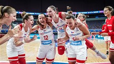 Radost českých basketbalistek na evropském šampionátu po vítězství nad Švédskem.