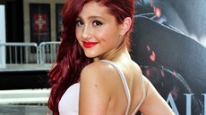 Zpvaka a hereka Ariana Grande na filmové premiée Harryho Pottera v roce...