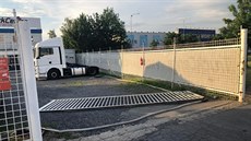 Na mu�e v pra�ské firm� spadla t�ká vrata. (21. �ervna 2019)
