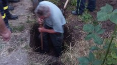 Hasii zachraovali ivavu z vrtu irokého asi 30 centimetr.