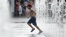Chlapec si užívá vody v horkém létě v Moskvě (22. 6. 2019)