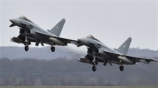 Dv� stíha�ky typu Eurofighter n�meckého vojenského letectva (21. b�ezna 2016)