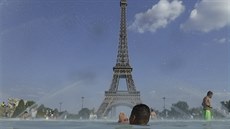 Koupání pod Eiffelovou ví. Na Francii útoí 40stupová vedra. (26. 6. 2019)