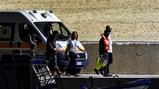 Nemocný migrant z lodi Sea Watch 3, kterého italští zdravotníci evakuují na...