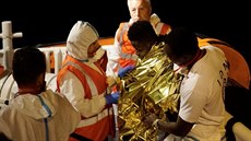 Nemocný migrant z lodi Sea Watch 3, kterého italtí zdravotníci evakuují na...