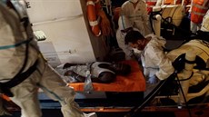 Nemocný 22letý migrant z lodi Sea Watch 3, kterého italští zdravotníci evakuují...