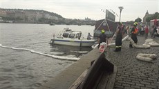 Do Vltavy v Praze unikla nafta z lodi, hasii vas zabránili rozíení....