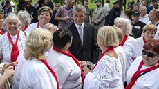 Premiér Andrej Babiš hovoří se svými příznivkyněmi po pietním aktu k uctění...