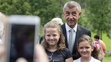 Premiér Andrej Babiš se fotí s dětmi po pietním aktu k uctění památky obyvatel...