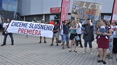 Lidé s transparenty proti premiérovi Andreji Babišovi čekají před libereckou...