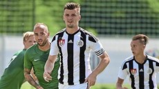 Benjamin �oli� (uprost�ed) nastoupil za Dynamo i ve st�ede�ním zápase s...