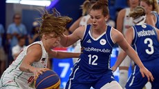Česká basketbalistka Alžběta Levínská (vpravo) v souboji s Vivien Böröndyovou z...