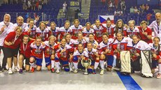 eské hokejbalistky se radují z bronzu.