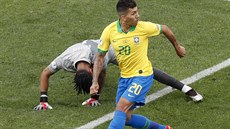 Brazilec Roberto Firmino (vpravo) p�ed peruánským branká�em Pedrem Gallesem.