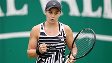 Australanka Ashleigh Bartyová ve finále turnaje v Birminghamu s Julií...