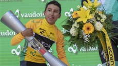 Kolumbijský cyklista Egan Bernal s trofejí pro vítze závodu Kolem výcarska.
