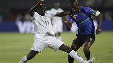 Moussa Wague (vlevo) ze Senegalu v souboji s   Mbwanou Samattou z Tanzánie.