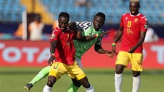 Peter Etebo (vpravo) z Nigérie v souboji s Nabym Keitou z Guiney.