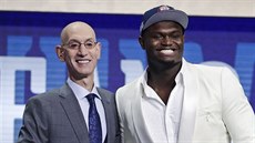 Zion Williamson (vpravo) pijímá gratulaci k první pozici v draftu NBA od...