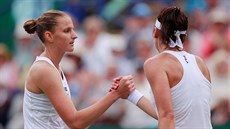 Karolína Plíková (vlevo) v Eastbourne vyadila Margaritu Gasparjanovou.