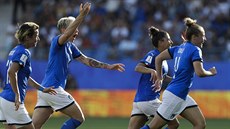 Italské fotbalistky se radují z gólu.