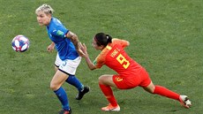 Italská fotbalistka Elena Linariová (vlevo) obchází Li Jang z íny.