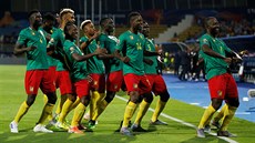 Kamerun�tí fotbalisté se radují z gólu Stephaneho Bahokena.